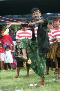 A tukang tongko dances before the contest.