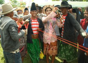 Two tayub dancers dance to the sound of saronen en collecting money from men around.